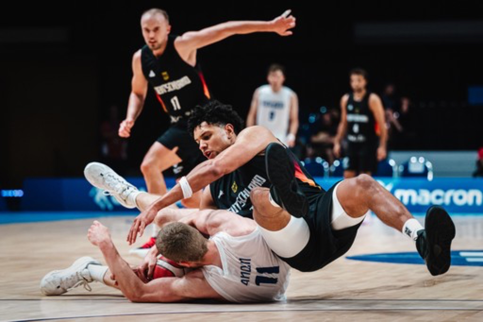 Kampf um den Ball am Boden – Deutschland gegen Finnland